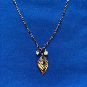 NWOT Leaf Necklace